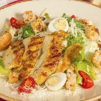 Цезарь с цыплёнком на гриле в Луиджи & Тосё