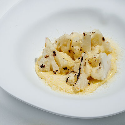 Цветная капуста из печи с айоли на пармезане и трюфельным маслом в Sadko по цене 458 ₽