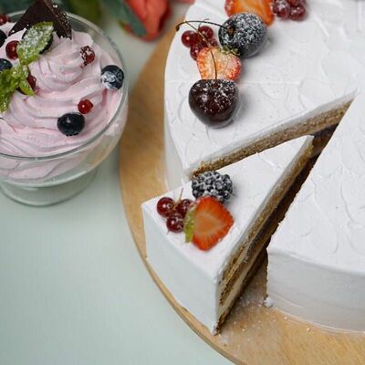 Бисквитный торт с ягодами в Пельменная по цене 390 ₽