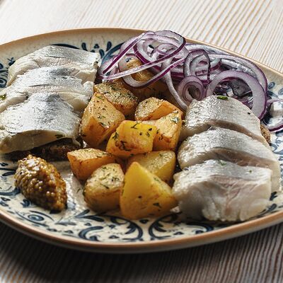 Малосольная селедочка с гарниром в Москва по цене 390 ₽