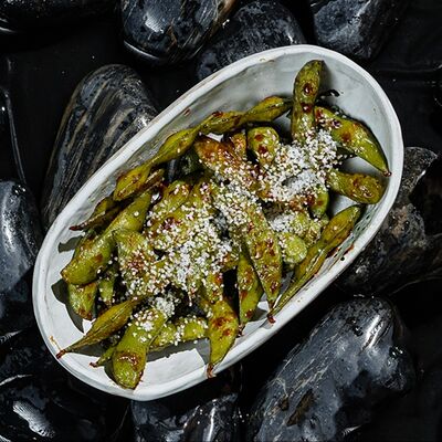 Бобы эдамаме, обжаренные с унаги в Эхо по цене 290 ₽