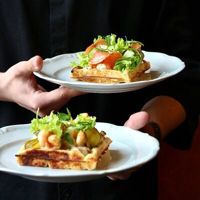 Картофельная вафля с лососем Яндекс в Снегири на Лагерном по цене 650 ₽