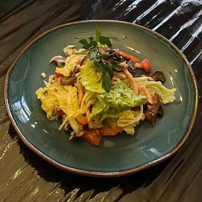 Салат с ветчиной, шампиньонами, перцем в Длинный нос по цене 200 ₽