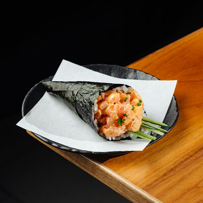 Темаки с острым лососем в Buba Sushi по цене 990 ₽