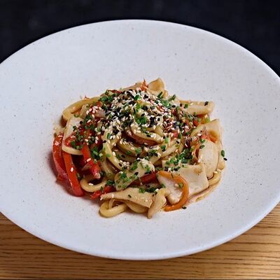 Лапша удон с кальмаром в Wine Сonnection по цене 350 ₽