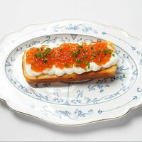 Булочка Делла Нонна с красной икрой в Taste