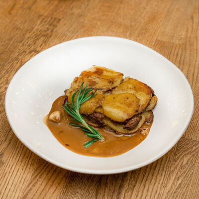 Картофельный гратен с томленой говядиной в Сыроварня по цене 590