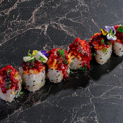 Ролл Угорь, черешня и кальмар темпура в Gills по цене 950 ₽