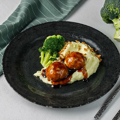 Фишболы с соусом терияки, картофельным пюре с васаби и брокколи в МИЛТИ по цене 352 ₽