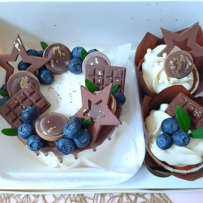 Бенто торт и 2 капкейка, шоколадное украшение с Орео в Чародейка сладостей по цене 3240 ₽