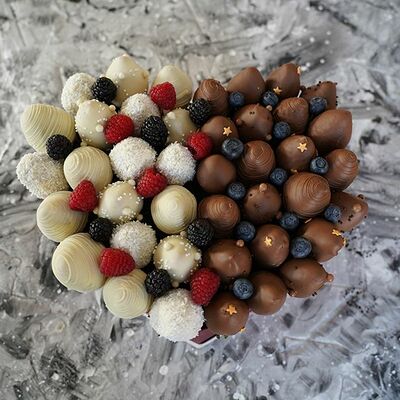 Классика в сердце размера М со всеми ягодами в Клубника в шоколаде VeryBerryLab по цене 8390