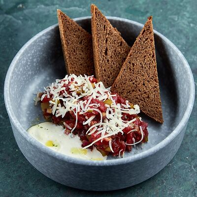 Закуска из рубленой говядины в ЕрмолаевЪ Генштаб по цене 490 ₽