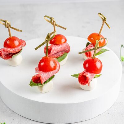 Капрезе с салями в KanapeFest по цене 2210 ₽