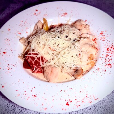 Курица с овощами, сливочным соусом в Кафе Халяль по цене 560 ₽