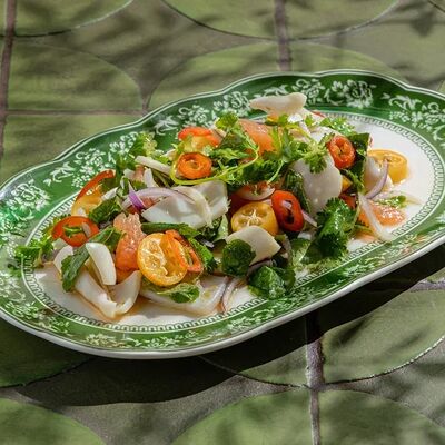 Салат с кальмаром и грейпфрутом в Двор Помидор по цене 780