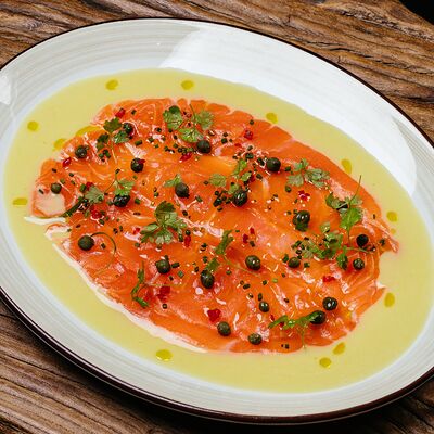 Карпаччо из лосося с каперсами и лимонно-горчичным дрессингом в Чешуя по цене 890 ₽