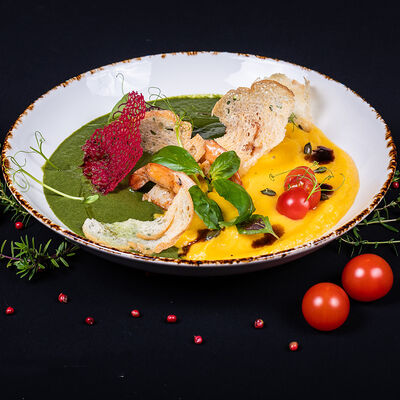 Тыквенно-шпинатный крем-суп с тигровыми креветками в Маск по цене 995 ₽