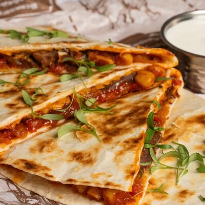 Кесадилья с говяжьими щёчками в Биржевик по цене 940 ₽