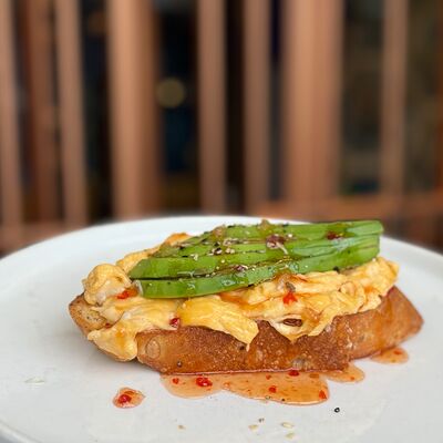 Тост со скремблом, авокадо и свит чилив Pellegrino по цене 395 ₽