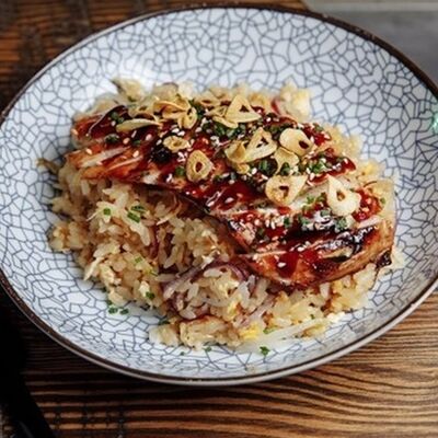 Жареный рис с филе цыпленка в терияки в Эбби Noodles & Sushi Bar по цене 580 ₽