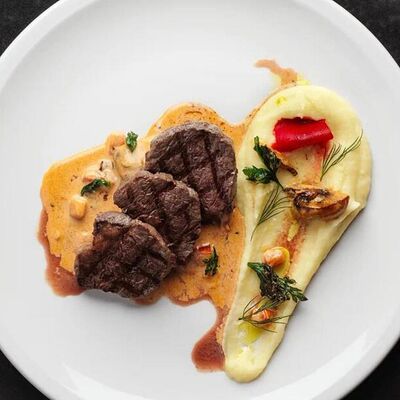 Медальоны из телячьей вырезки с картофельным пюре в Urartu по цене 1570 ₽