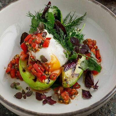 Печеный авокадо с сальсой из томатов и яйцом пашот в Баклажан в ТЦ 