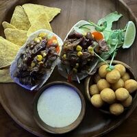 Тако сет свинина в Comida Mexicana