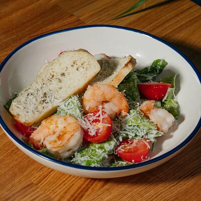 Цезарь с тигровыми креветками в Cream Soda по цене 740 ₽