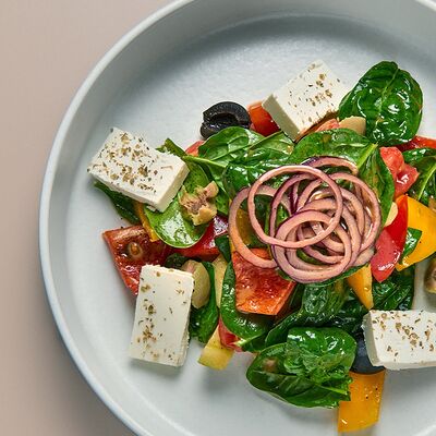 Греческий салат со шпинатом и спелым манго в Avgust13 по цене 1320 ₽