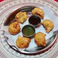 Момо чикен во фритюре в Тхали Fusion