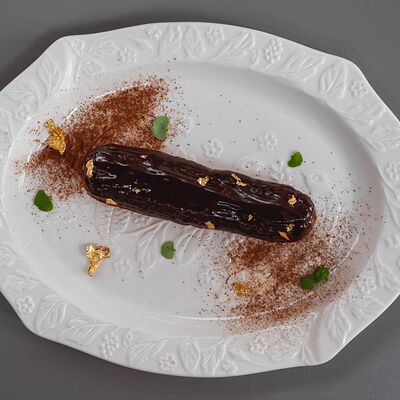 Эклер с арахисовой начинкой в Байкал по цене 380 ₽