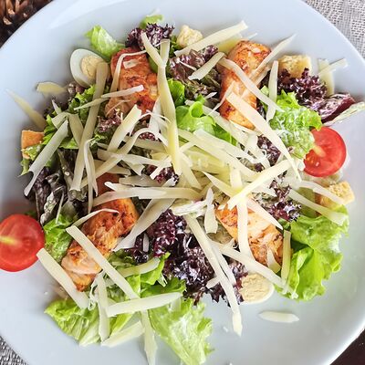 Цезарь с лососем в Аустерия по цене 950 ₽