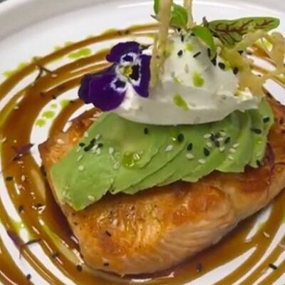 Стейк из семги с соусом терияки, авокадо и творожным муссомв To mesto по цене 1650 ₽