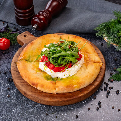 Страчателла на сырной лепешке с томатами и руколой в КРЫША по цене 990 ₽