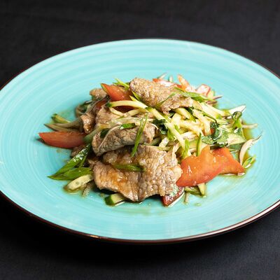 Салат с говядиной и кинзой в Евразия по цене 725 ₽