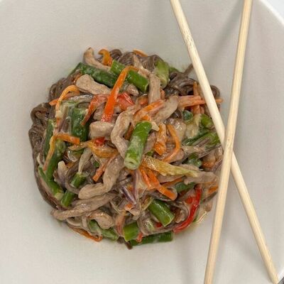 Wok Соба со свининой в сливочно-чесночном соусе Сушими в Сушими по цене 490 ₽