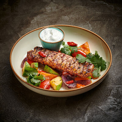 Копченый люля-кебаб из индейки с овощами в Корчма по цене 740