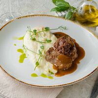 Медальоны из говяжьей вырезки с картофельным пюре, соусом демигляс и красным луком конфи в PizzAmore