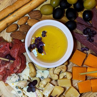 Подбор спутников к вину: сыры и мясо в В завязке по цене 950 ₽