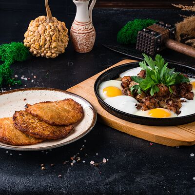 Сковородка со шкварками, яйцом и драниками в ШКВАРКИ по цене 23 р.