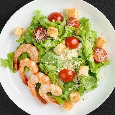 Салат Цезарь с тигровыми креветками в Parmezan по цене 698 ₽
