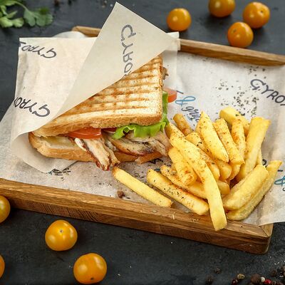 Тост XL c курицей в Gyros & Grill по цене 355 ₽