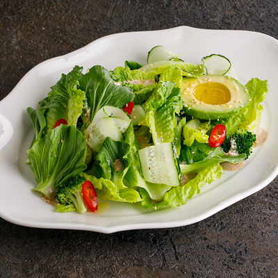 Салат с авокадо и кунжутной заправкой в Ginza по цене 1490 ₽