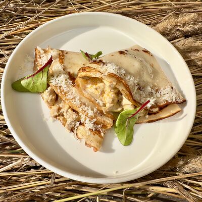 Блинчики с куриным жюльеном в Кафе Театральное по цене 350 ₽