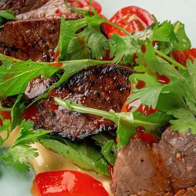 Салат с айоли и обожженной говядиной в Duran Bar & Grill по цене 695