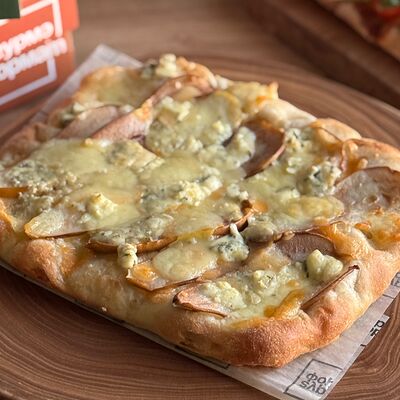 Римская пицца груша с горгонзоллойв Гурмэ формат по цене 980 ₽