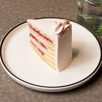 Сметанный с малиной кусочек торта в Breakfast House по цене 715 ₽