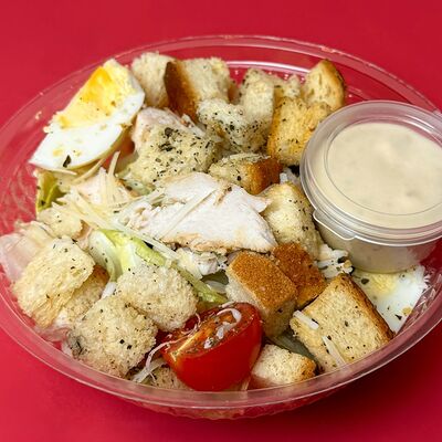 Салат Цезарь с курицей, фирменным соусом и Пармезаном в Есть не готовить по цене 280 ₽