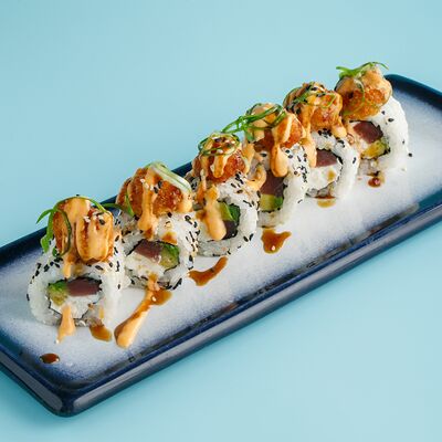 Ролл с креветкой, тунцом и соусом том ям в MO by Matisov по цене 879 ₽