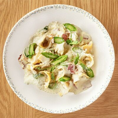 Tortellini con pancetta e asparagi в Папалео по цене 715 ₽